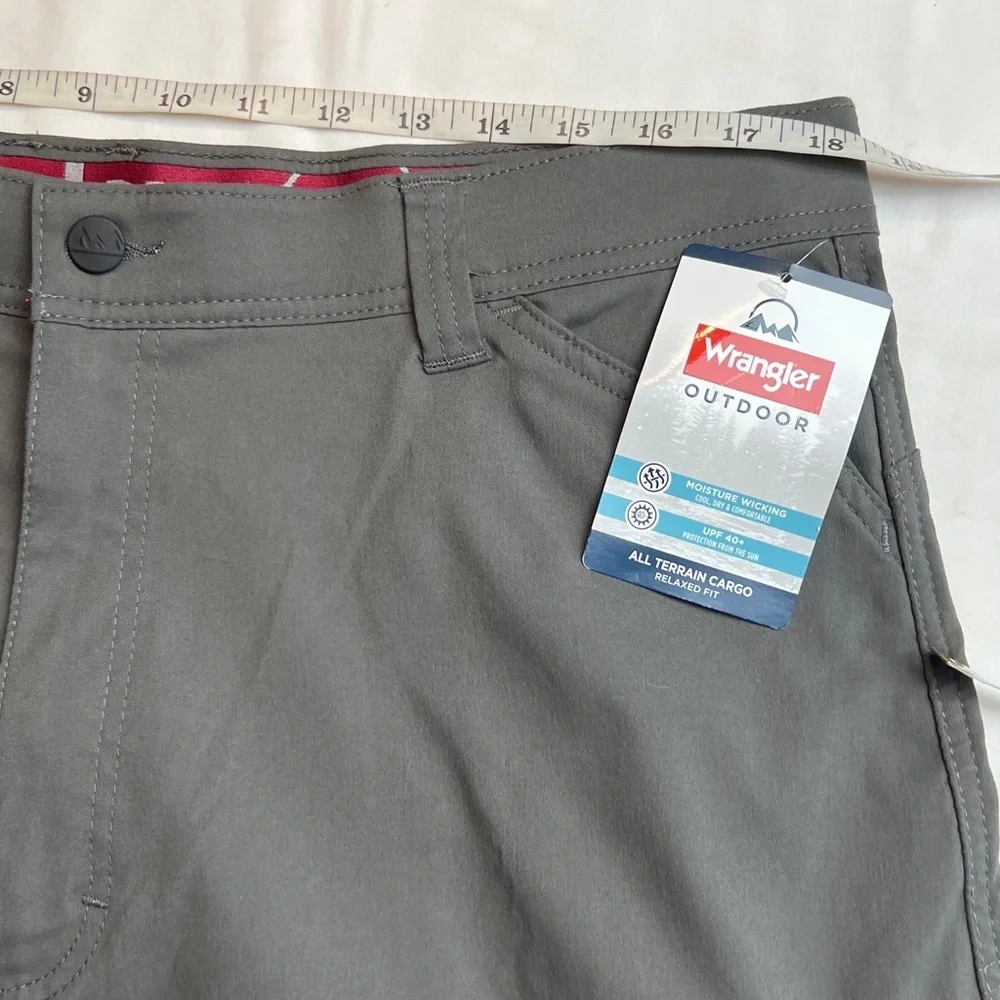 NWT’S Wrangler Outdoor Performance Zip Cargo Hiking olive Shorts UPF 50+ SZ 38